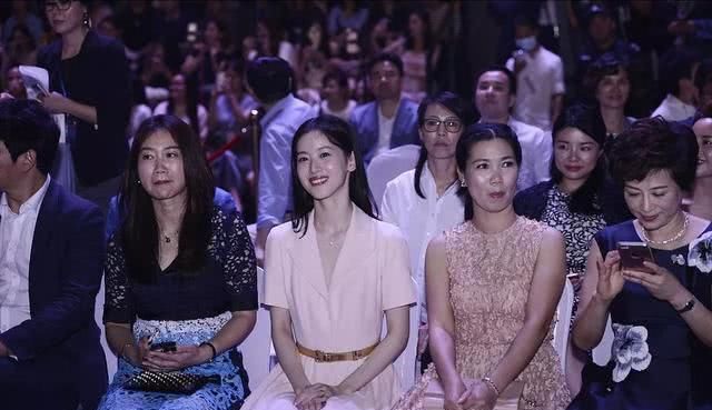 走出■弱不禁风的章泽天,陪刘强东走出低谷,27岁握584亿成最年轻富豪