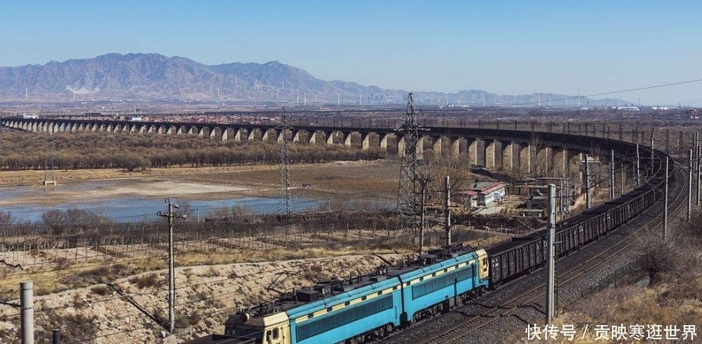  「高铁」世界上最长的火车，长度达7352米，重10万吨，别数了根