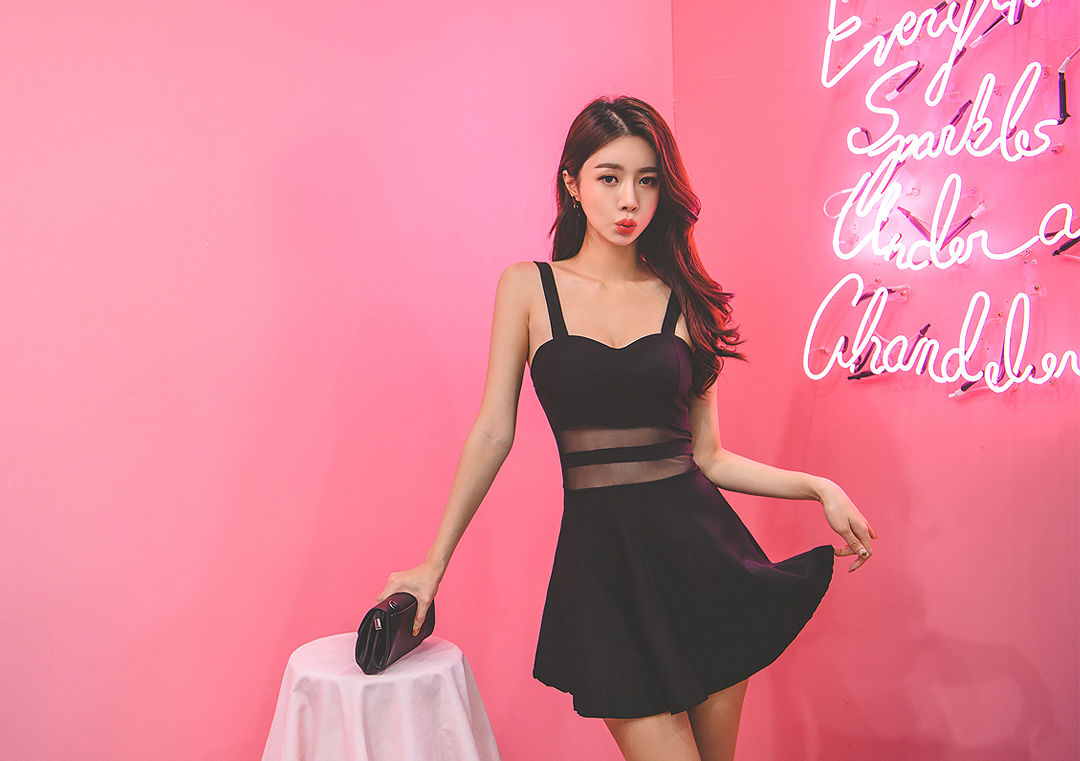 韵予克拉伦西亚紧腰吊带衣裙