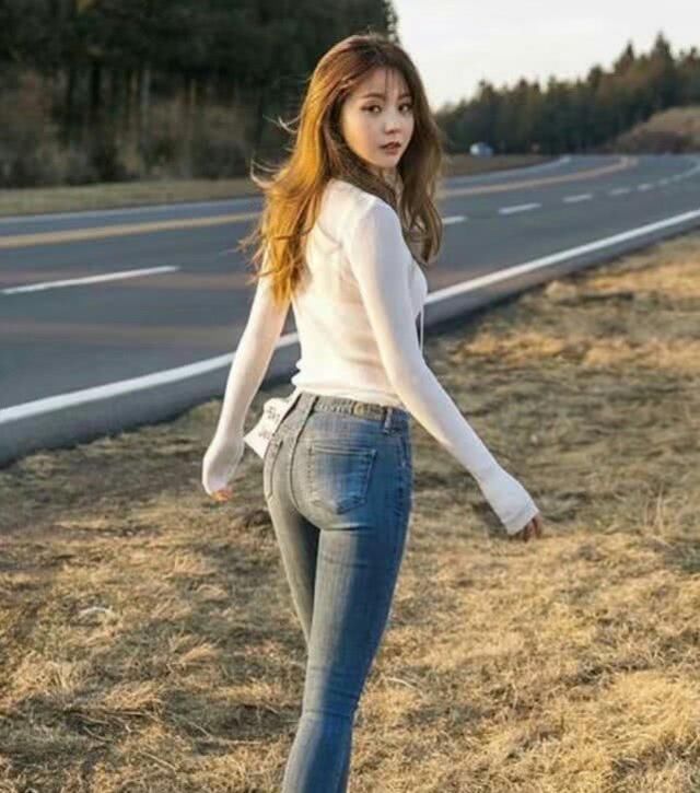 牛仔裤上身，彰显一种性感美，凸显你曲线身材，美丽动人