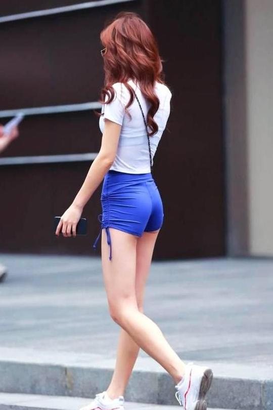 街拍: 紧身运动裤小姐姐, 蓝色短裤和白皙大腿很搭, 身材保持很好