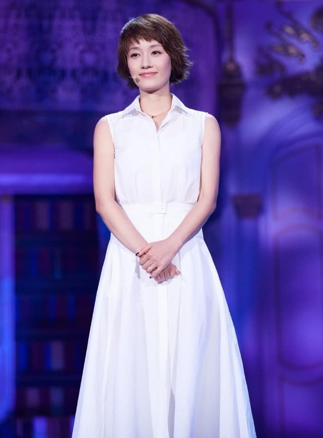 马伊琍穿白裙大显身材，气质真不是吹的，你看这像42岁的女人？