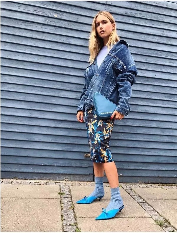 穿着相同鞋子 只有袜子能代表你的个性了