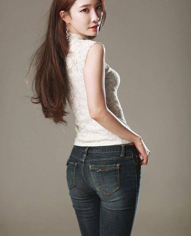 靓丽有型的牛仔裤女神，秀出精致的身材曲线，女人味十足！