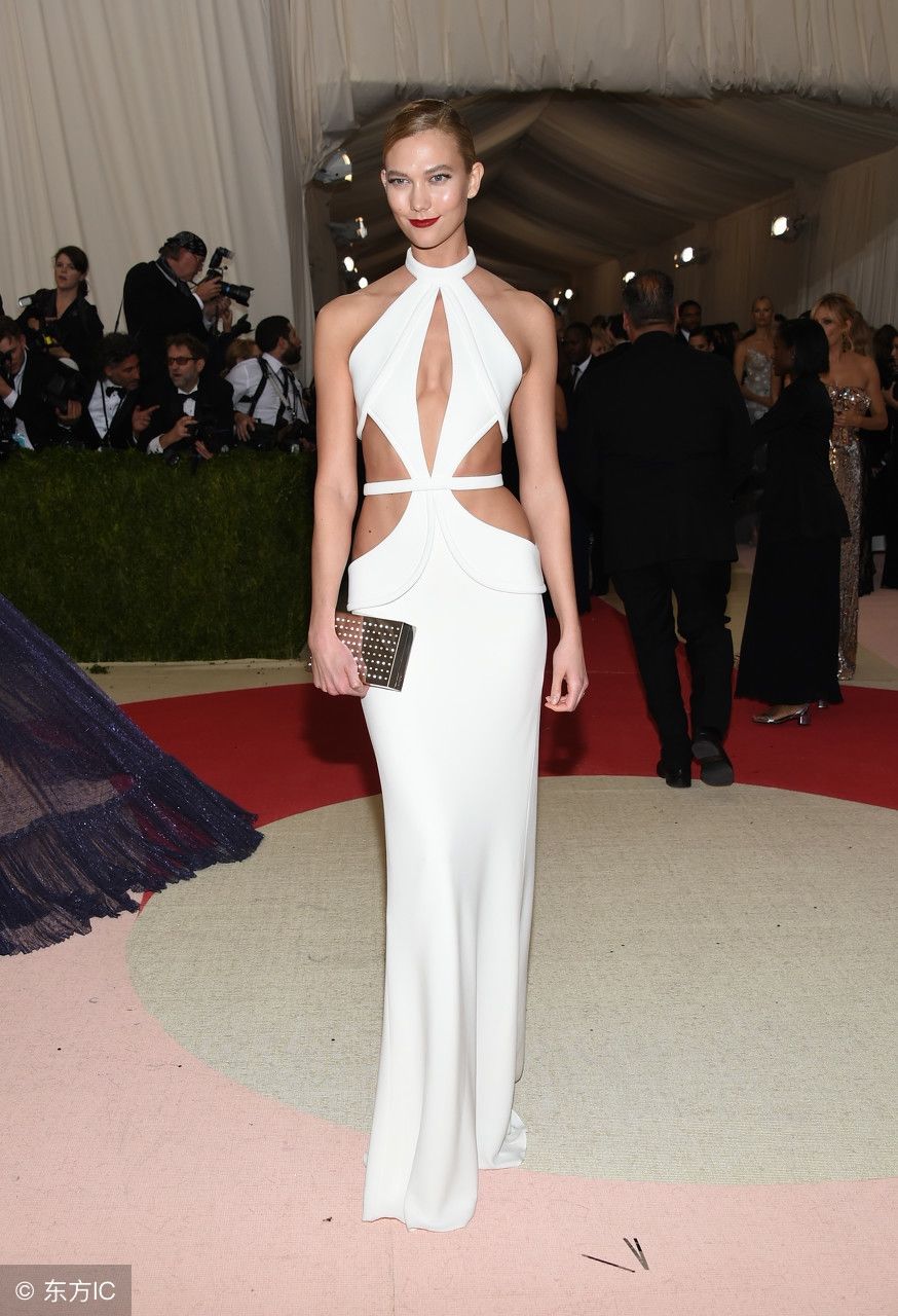 185cm的卡莉克劳斯现身时装庆典，一袭白色人鱼长裙，魅力四射