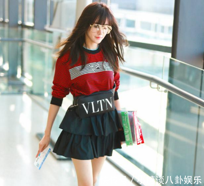 张天爱穿着太夸张，穿8岁小姑娘的蛋糕裙现身，网友直呼看不下去