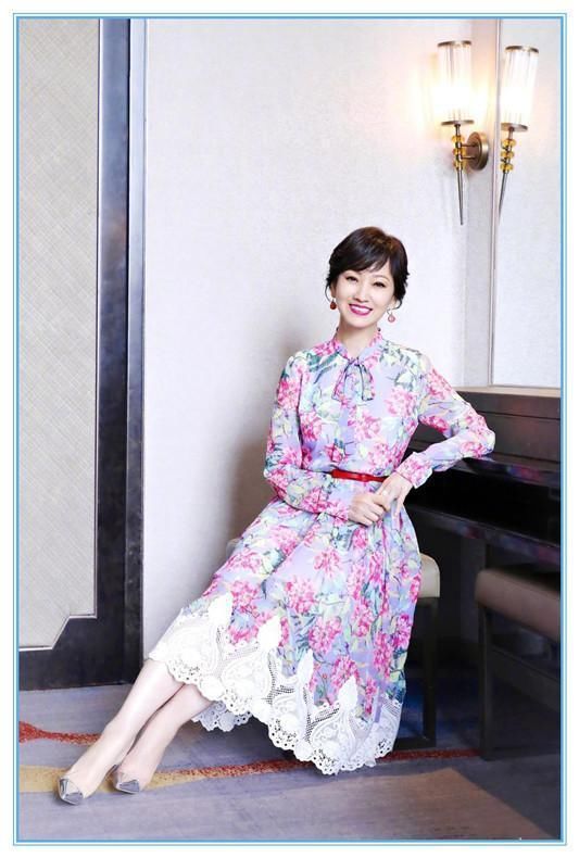 本以为42岁赵薇穿印花裙够嫩了，可看到63岁赵雅芝，我沉默了！