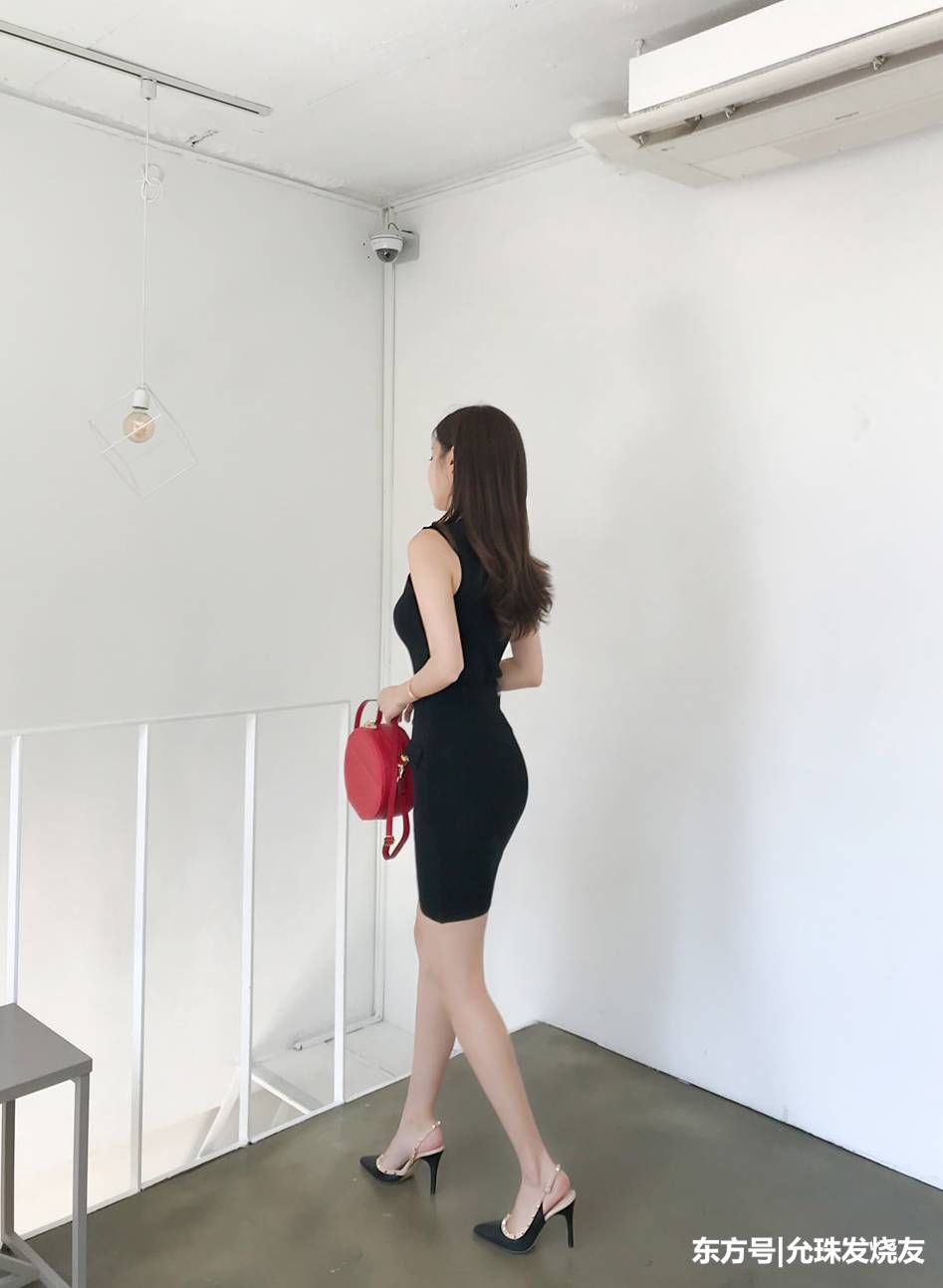 孙允珠金属黑色纽扣时尚简约无袖裙