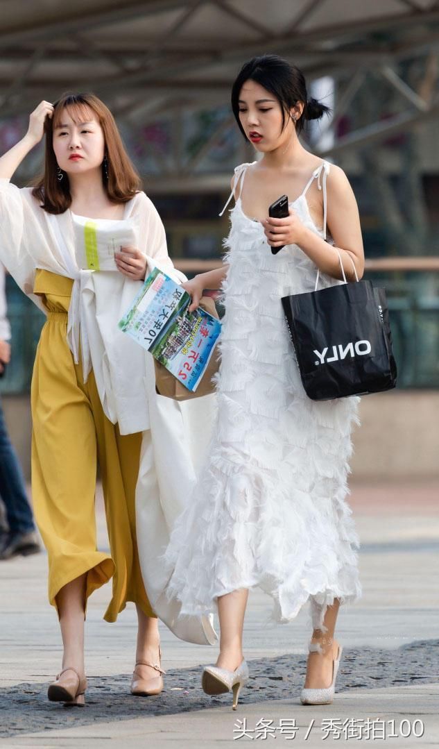 街拍:毛绒吊带连衣裙+高跟鞋,时尚美丽又得体