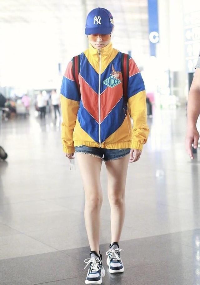 李宇春钟爱热裤，大秀逆天长腿，网友:这才是腿精!