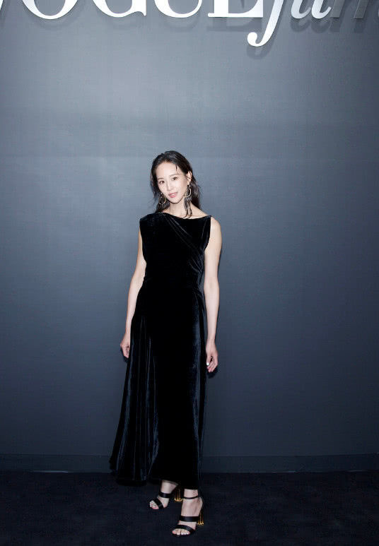 张钧甯这条裤子太厉害了，侧面看是裤子正面看是裙子，赶紧种草！