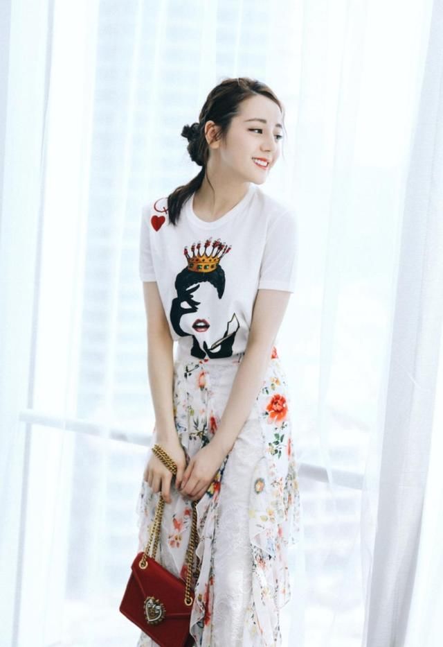 高圆圆新发型太嫩，性感吊带穿出清纯味道！舒淇粉色礼服太惊艳！