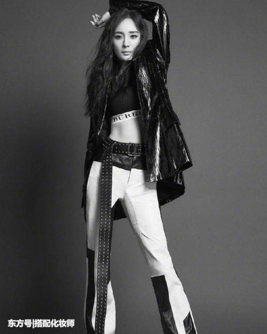 杨幂的照片来了，太时髦了，腰上怎么绑了这么条东西？