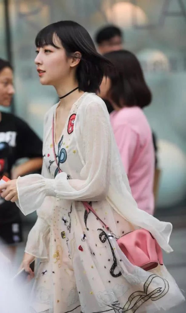 短发治愈系小MM可爱连衣裙，白皙皮肤惹红眼，俏皮人字拖显美脚