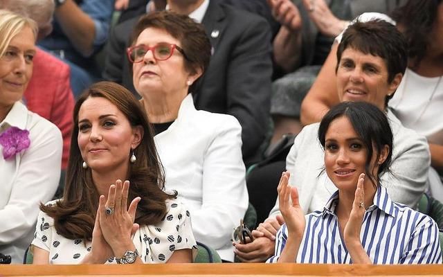 梅根和嫂子凯特王妃单独出游看球赛 一个休闲一个气质范儿