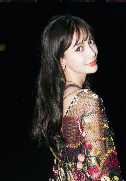 杨颖穿镂空连衣裙，尽显少女气质，这杨3岁请pick一下！