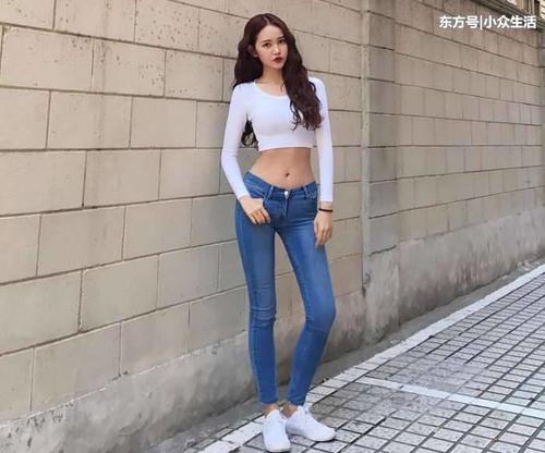 街拍：白纱裙下的小姐姐，第二个妹子走路太张扬