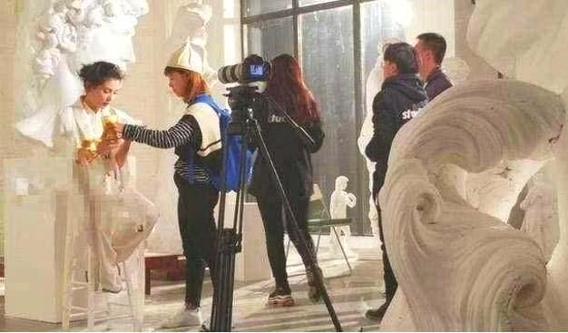 片被曝刘涛让助手这样服侍她，网友愤怒，真相后被澄清！