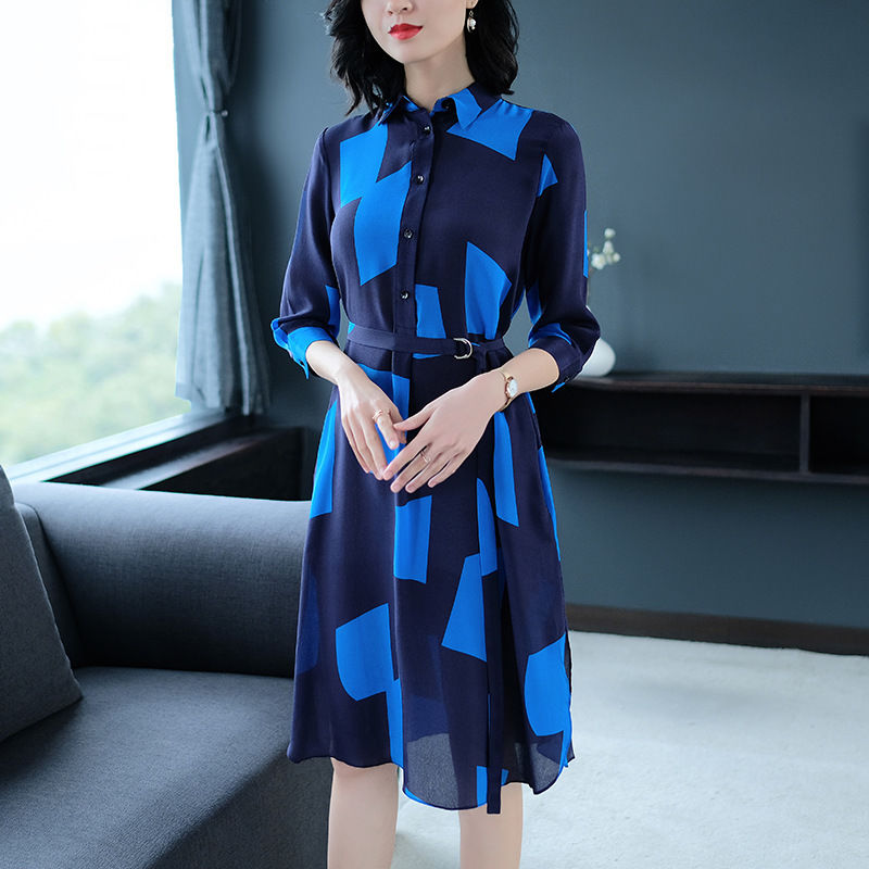 秋天别老穿土气的衬衫，穿穿长款“冻龄裙”，显瘦显高，超迷人