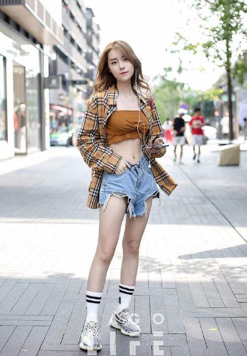 路人街拍，白色的波点连衣裙很好的展现了小姐姐的俏皮与魅力