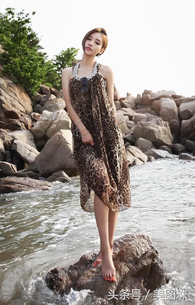 孙允珠，吊带豹纹长裙，大海边的火焰石榴