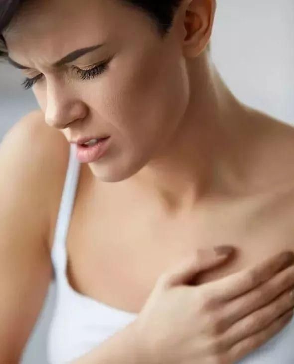 美胸已经不能满足了，心机girl们开始注重舒适性感美背了!