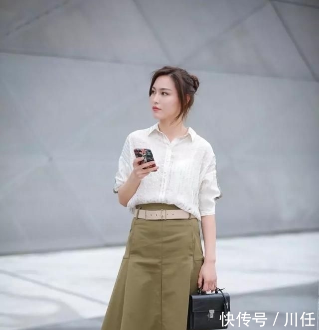 『天使』街拍,她有着天使般美丽面孔,衣着大方让人感受到最自然的美