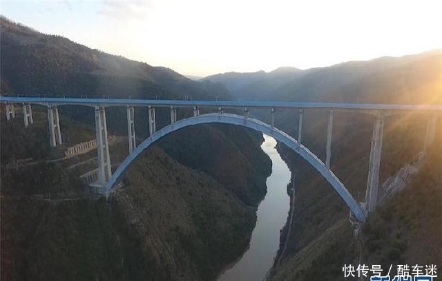 云南建筑大观：站在桥上望云岭