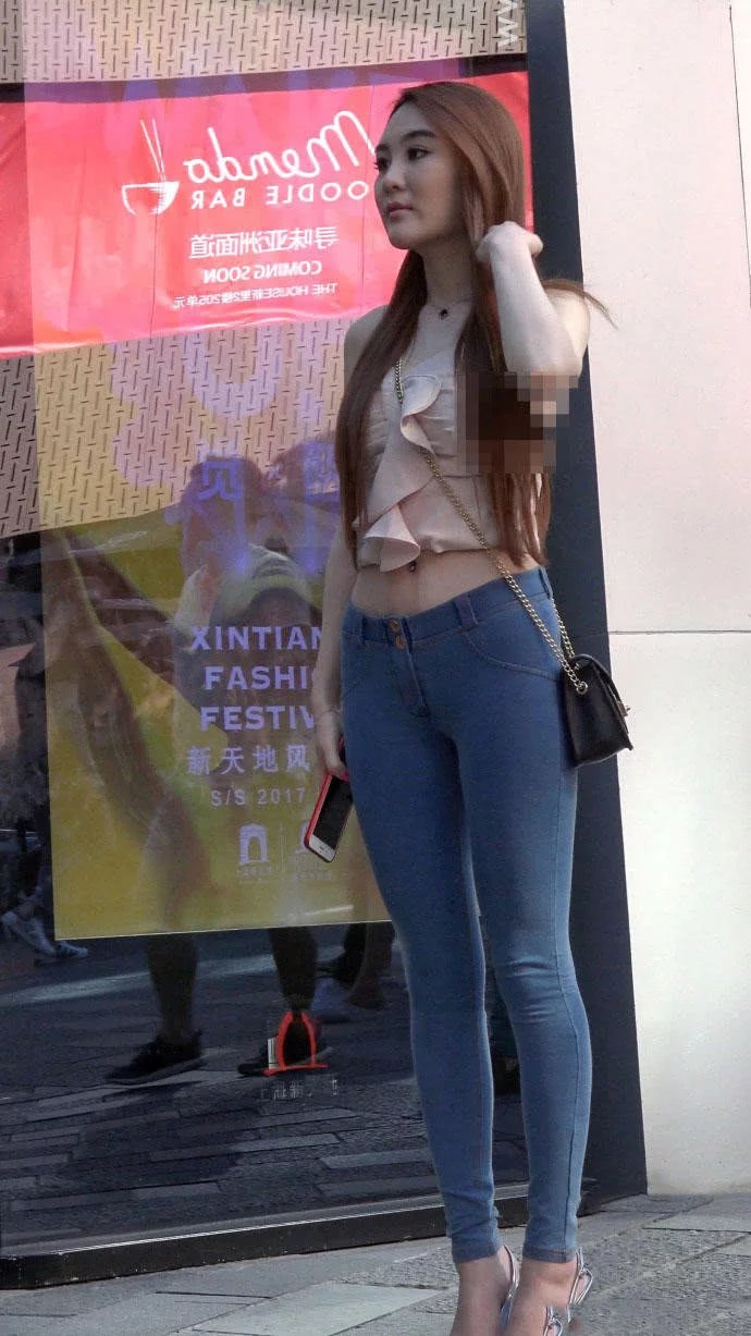 街拍美女：气质淡雅的紧身牛仔裤靓女，纯蓝色的牛仔裤如此美妙