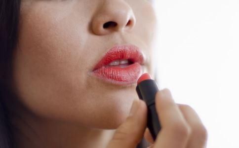 吃饭前要提前擦掉口红吗?爱涂口红的女人来看看