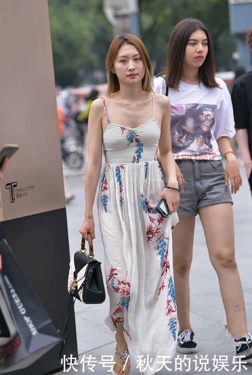  #美女#美女街拍：时髦的打底裤小姐姐，身材曼妙，魅力十足！