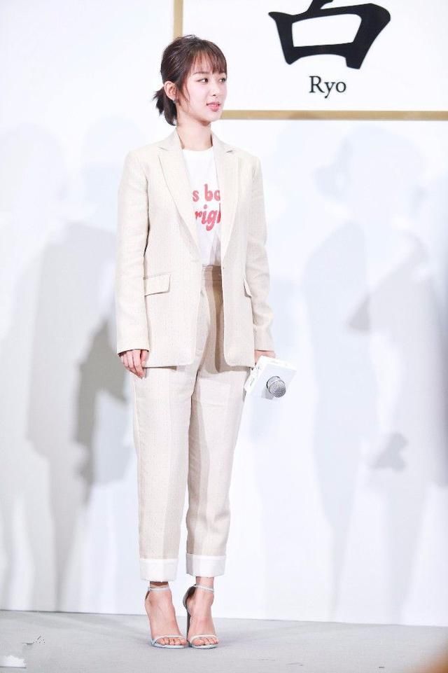 杨紫瘦出尖下巴,都有点不像她了!网友:为了增高连这鞋都穿上了