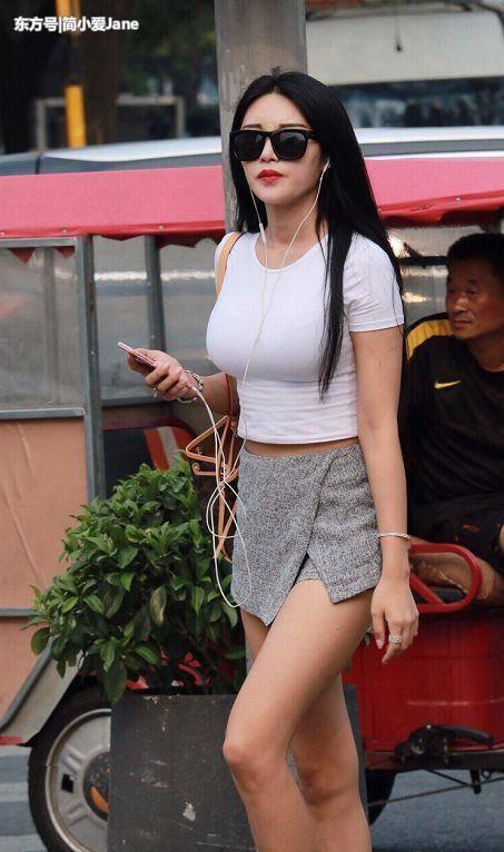 小姐姐们穿衣最爱露出身体的线条，让人感受到强烈Sexy的风格