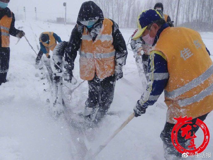  返程@小长假返程迎降雪 哈铁出动除雪突击队全力保出行