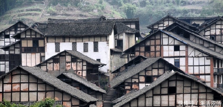 四川泸州合江县最大的镇，和贵州接壤，是历史文化名镇