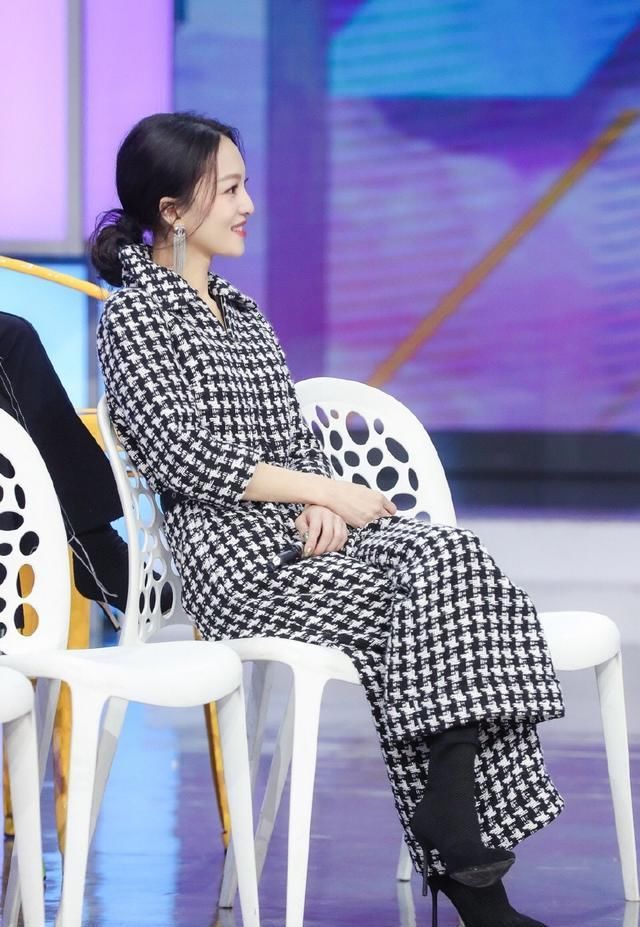 张韶涵身穿一袭灰色收身连衣裙，优雅又迷人，网友:造型美翻了!