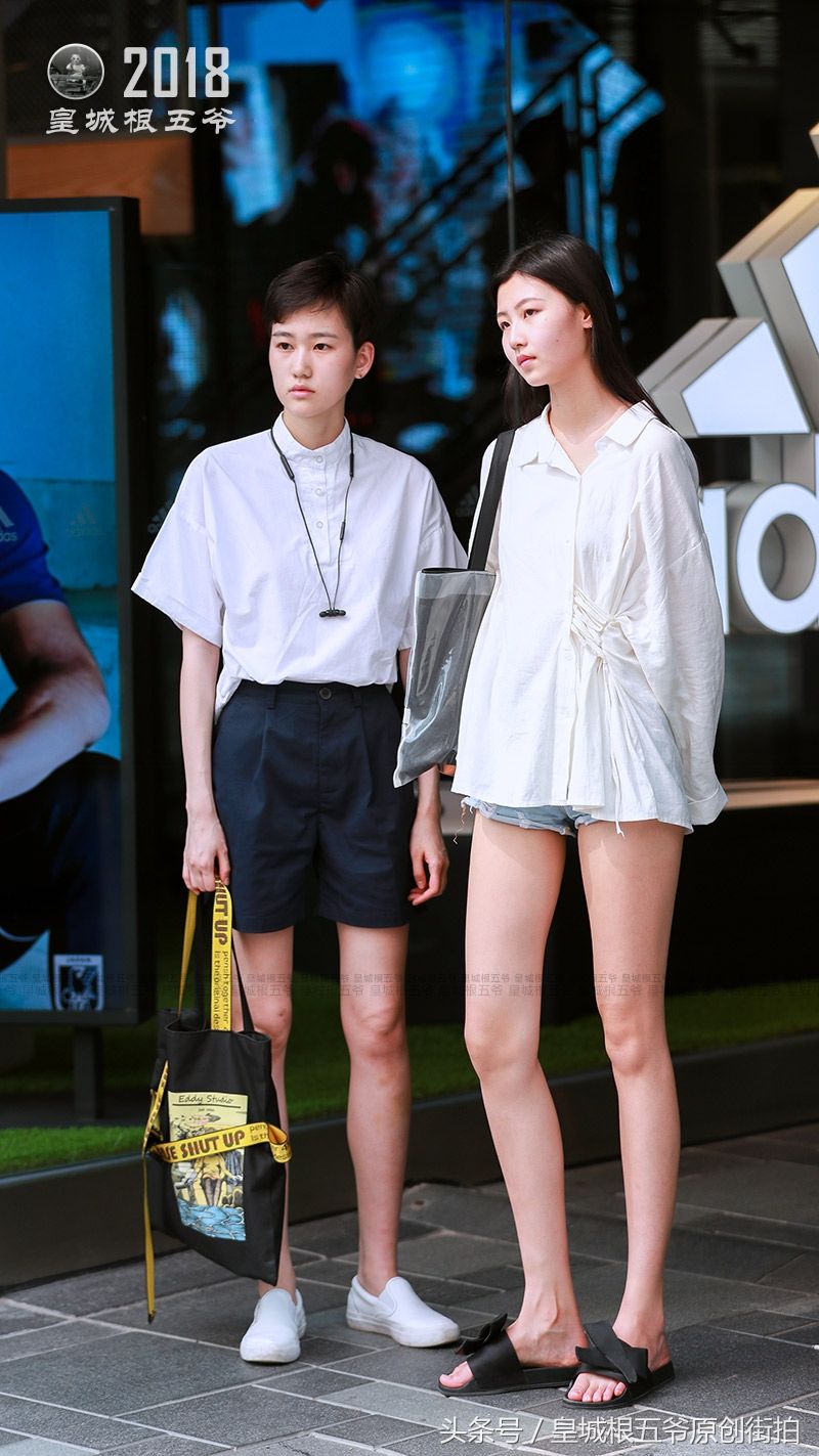 街拍:夏天就是要穿的与众不同，彰显女人独特的魅力