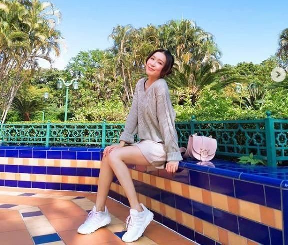  [全屏幕]“千亿元女朋友”偎依在好闺蜜胸口发嗲，扎双麻花辫全屏幕清纯少女气场