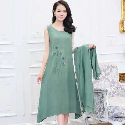 老婆讨厌穿裤装，三伏天只穿优雅裙出门，搭配高跟鞋，女人味十足