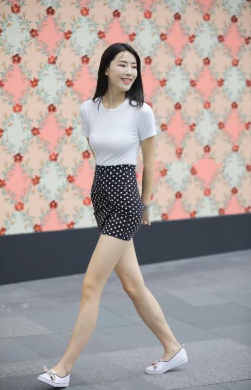  「衣服」街拍：微胖女孩都可以穿的裙子，就是这么好看了！
