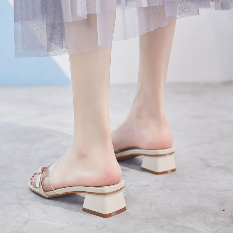 去海边玩的时候，看到好多小姐姐穿这样凉拖，让人忍不住多看两眼