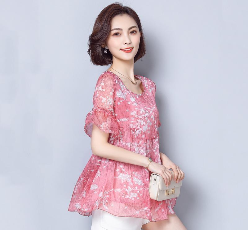 1米50的老婆把大长裙扔了，穿这几款小衫+高跟鞋，洋气又显高