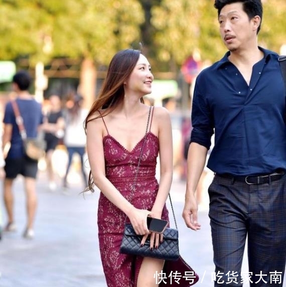 『位美女选择』街拍美女:时尚漂亮的紧身裙小姐姐,甜蜜动人,很有吸引力!