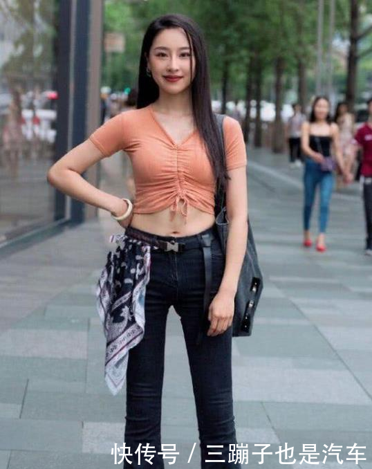 『美女』街拍：皮肤白皙的美女，一件白色短袖配黑色短裤，时尚运动气息