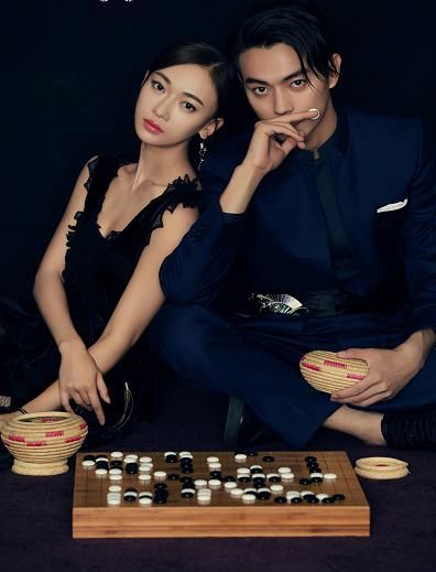 吴谨言拍摄照片太撩人，肉粉色的V领内衬，网友:傅恒哪里受得了