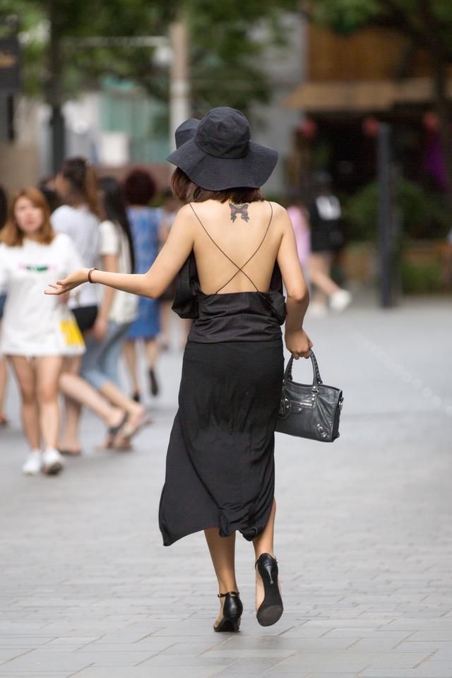 女孩纹身不正经？还是时髦性感~行走式街拍
