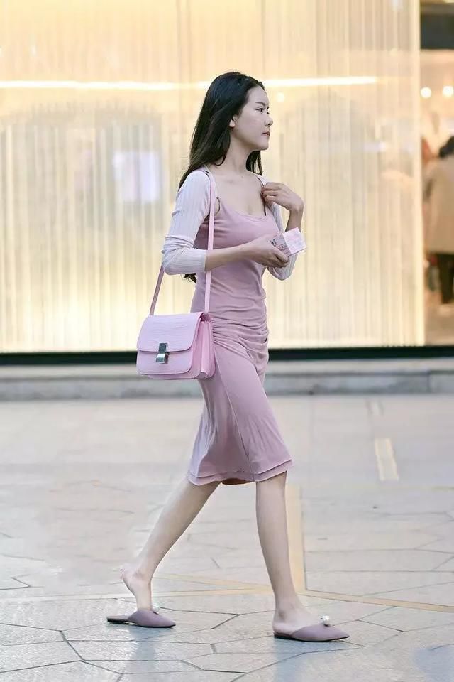 国内街拍 美女吊带连衣裙 腰细腿长很“性感”走到哪儿都出众