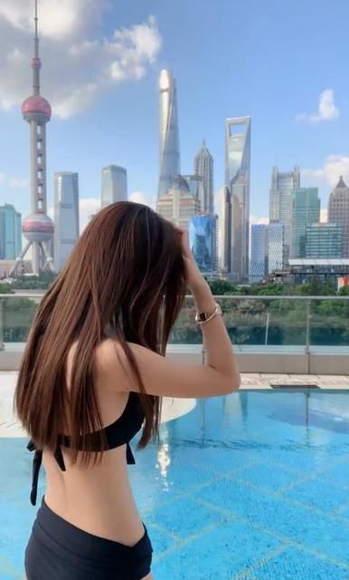  现出|身穿泳衣的小姐姐，身材好气质佳，时尚十足！