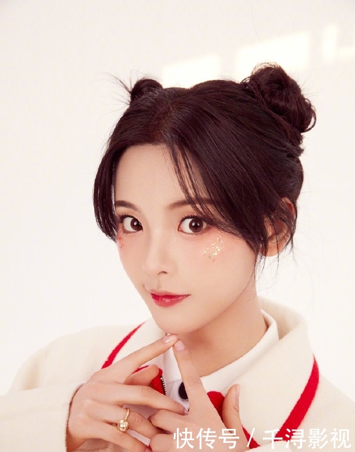  #迪丽热巴#别再扎马尾了，今年最火“双丸子头”热巴都在扎，简直好看到犯规