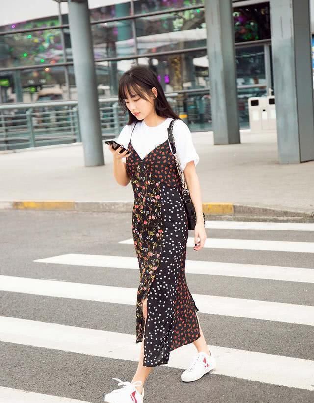  绸面裙■裙子下面别搭高跟鞋，学学时尚达人的“娘MAN风格”，时髦显气质